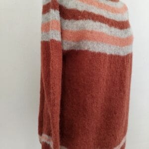 sweter-bezszwowy Sweter zrobiony na drutach