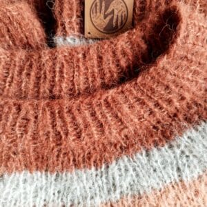 Bezszwowy sweter zrobiony ręcznie na drutach