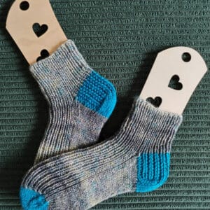 Skarpety handmade z wełny – grube, ciepłe, z kontrastową piętą
