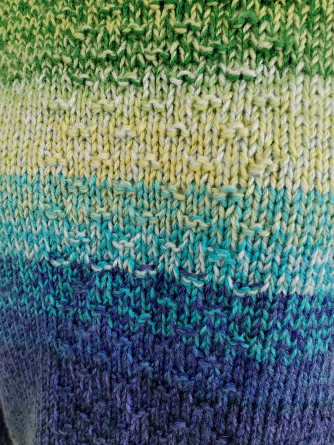 Sweter bezszwowy handmade z bliska, faktura