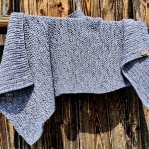 Detal splotu ręcznie robionego szala Zbliżenie na splot szarego szala handmade z wełny i akrylu