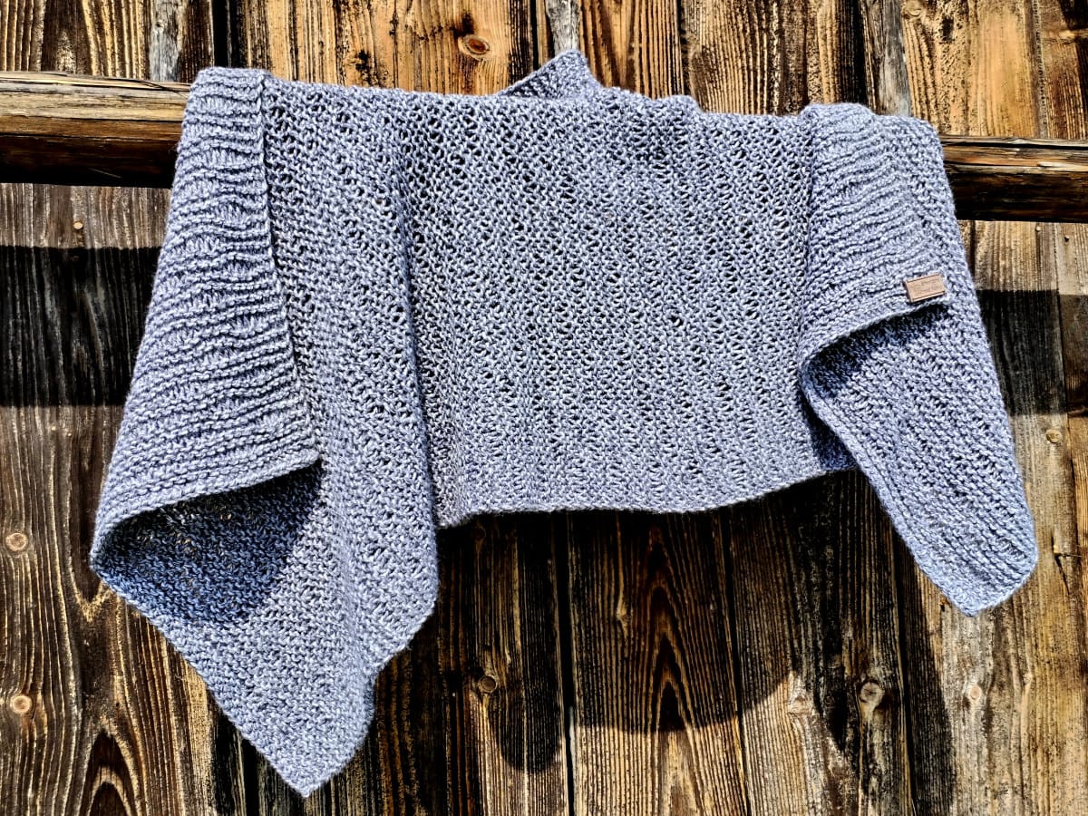 Zbliżenie na splot szarego szala handmade z wełny i akrylu