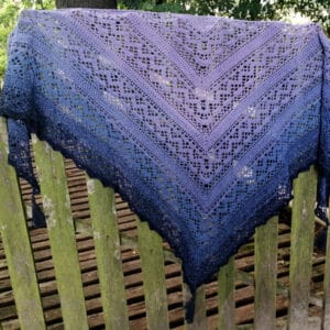 Ażurowa chusta z chwostami w kolorze lawendy, handmade