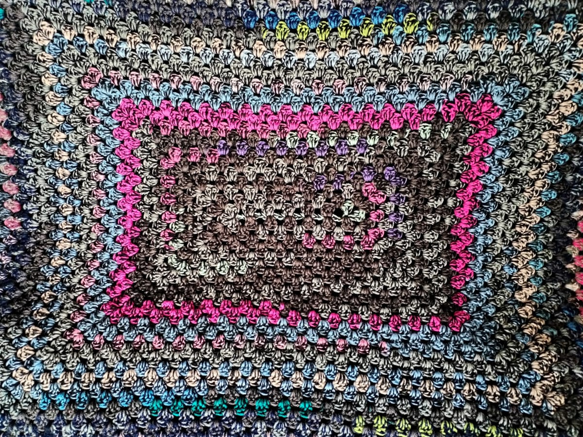 Ekologiczny pled handmade stworzony w duchu zero waste z resztek włóczek