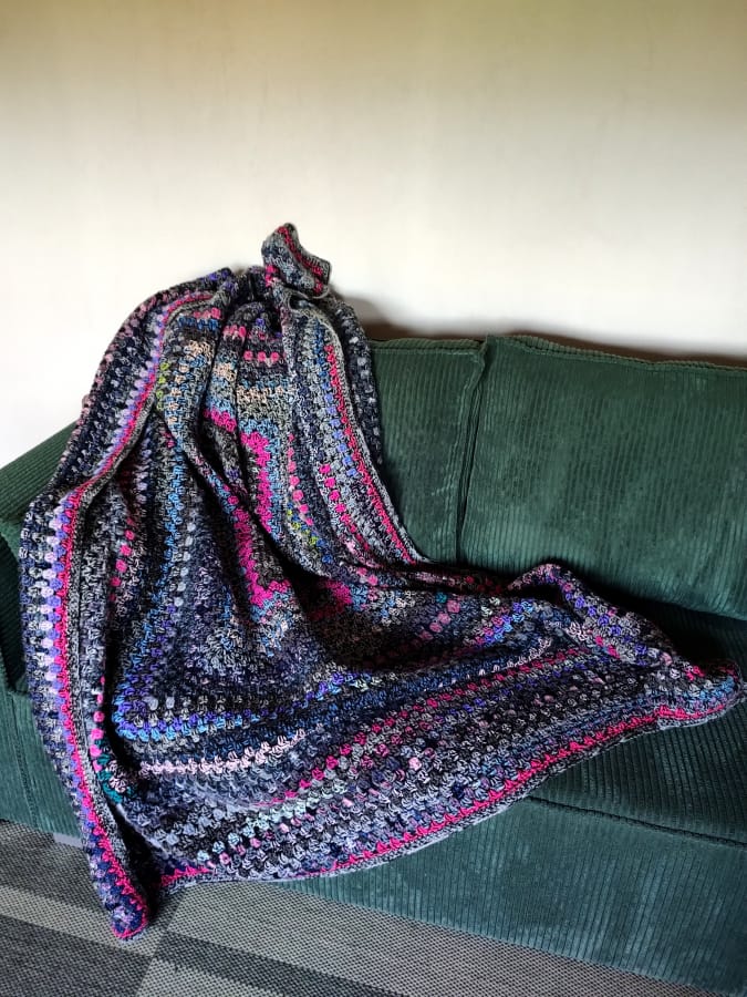 Kolorowy pled szydełkowy wykonany ręcznie z włóczek recyklingowych, wymiary 150x190 cm