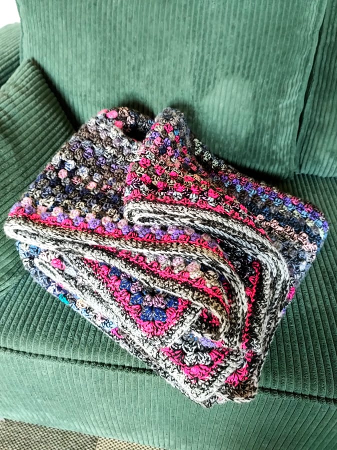 Kolorowa narzuta szydełkowa w stylu zero waste