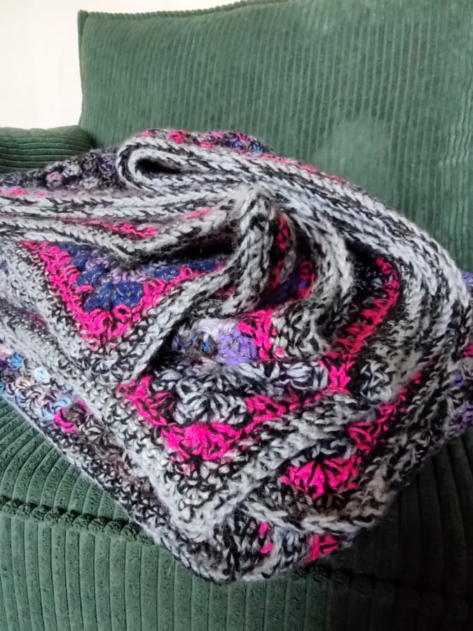 Unikalny pled handmade w stylu boho z włóczek z odzysku