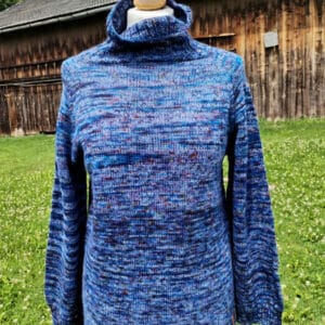 Wełniany golf handmade w kolorze niebieskiego melanżu, z pęknięciami na bokach