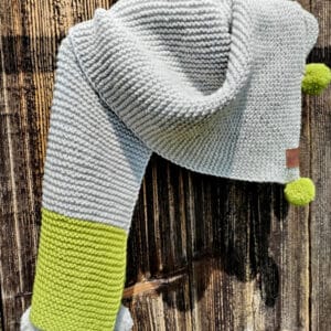 szalik-recznie-robiony-szary-limonkowy-z-pomponami Szalik handmade jasnoszary z limonkowym pasem i pomponami, wykonany na drutach
