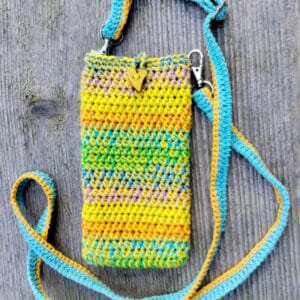 Robione ręcznie żółto-tęczowe etui na telefon