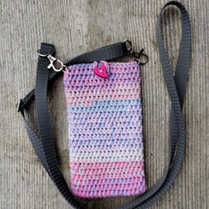 Etui na telefon wykonane z bawełny z paskiem, w korach pastelowych