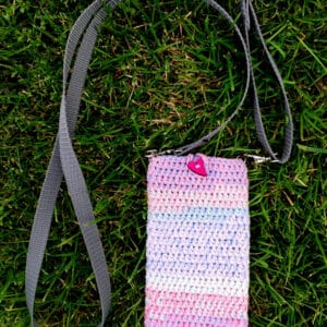 Etui - pokrowiec na telefon z paskiem, zapinane na drewniany guzik