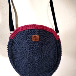 Torba ręcznie robiona ze sznurka w okrągłym kształcie z paskiem, zamykana.