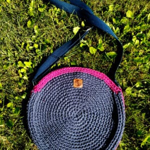 Torba ze sznurka z paskiem, zapinana na magnes, okrągła, w kolorach Denim z Fuksją