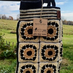Ręcznie robiona torba szydełkowa z granny squares w kolorach brązu, beżu i czerni, styl boho.