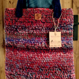 Zbliżenie na ręcznie wykonany splot torby szydełkowej w czerwono-niebieskiej kolorystyce