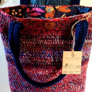 Duża torba szydełkowa handmade w kolorze czerwono-granatowym z miękkimi uchwytami na ramię