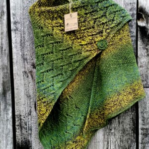 Ręcznie robiona asymetryczna chusta wełniana handmade z naturalnej wełny i merino