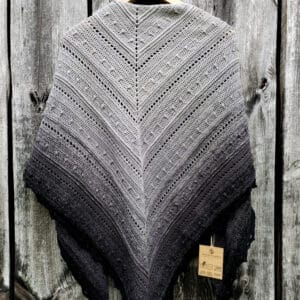 Ażurowa chusta szydełkowa handmade w kolorze szaro-grafitowym z efektem ombre, wykonana z bawełny i akrylu, rozmiar 192x88 cm