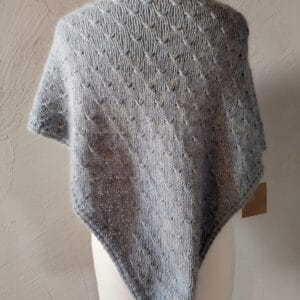 chusta handmade wełniana na manekinie