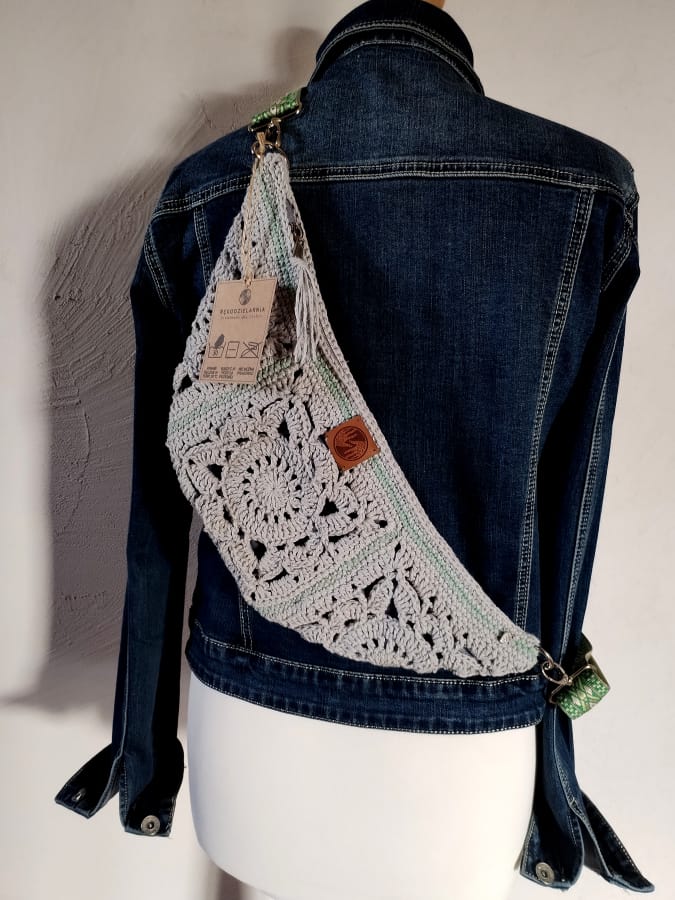 Szydełkowa nerka z zamkiem i odpinanym paskiem